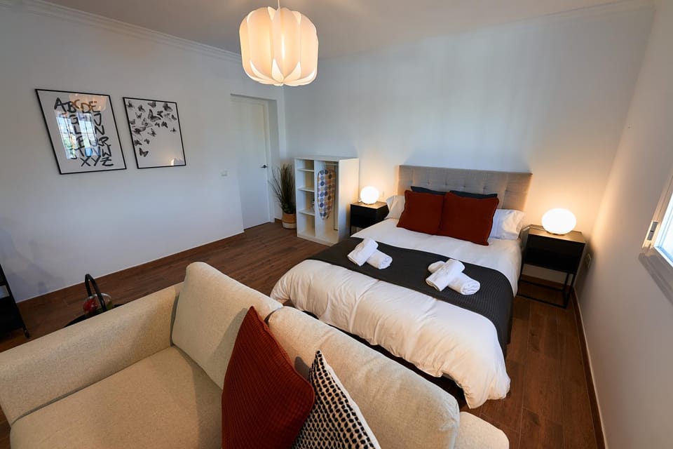 Living room, Bedroom, towels