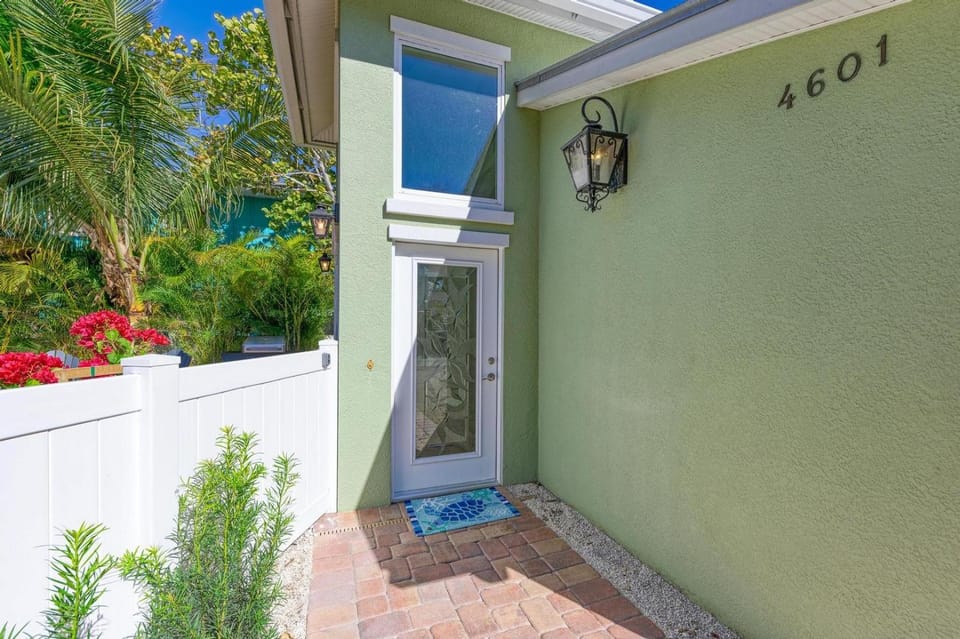 Turtle Tyme: Dog Friendly, Pool, Putting Green, 2 Blocks to Beach by Anna Maria Life House in Holmes Beach