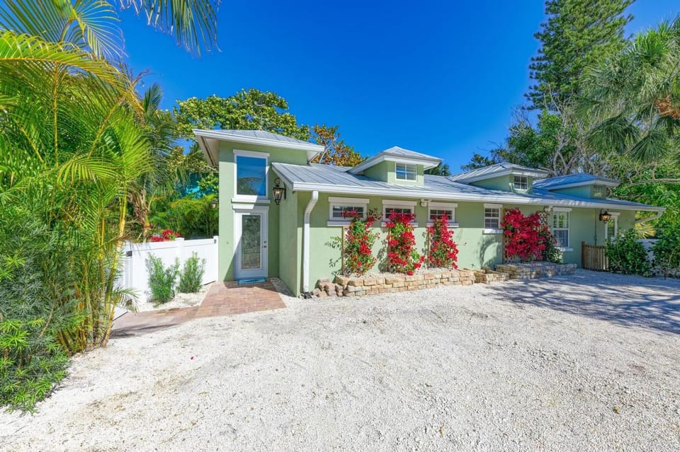 Turtle Tyme: Dog Friendly, Pool, Putting Green, 2 Blocks to Beach by Anna Maria Life House in Holmes Beach