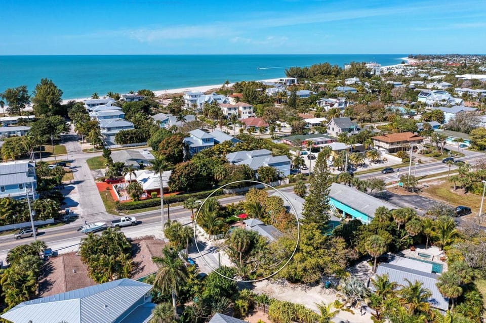 Turtle Tyme: Dog Friendly, Pool, Putting Green, 2 Blocks to Beach by Anna Maria Life House in Holmes Beach