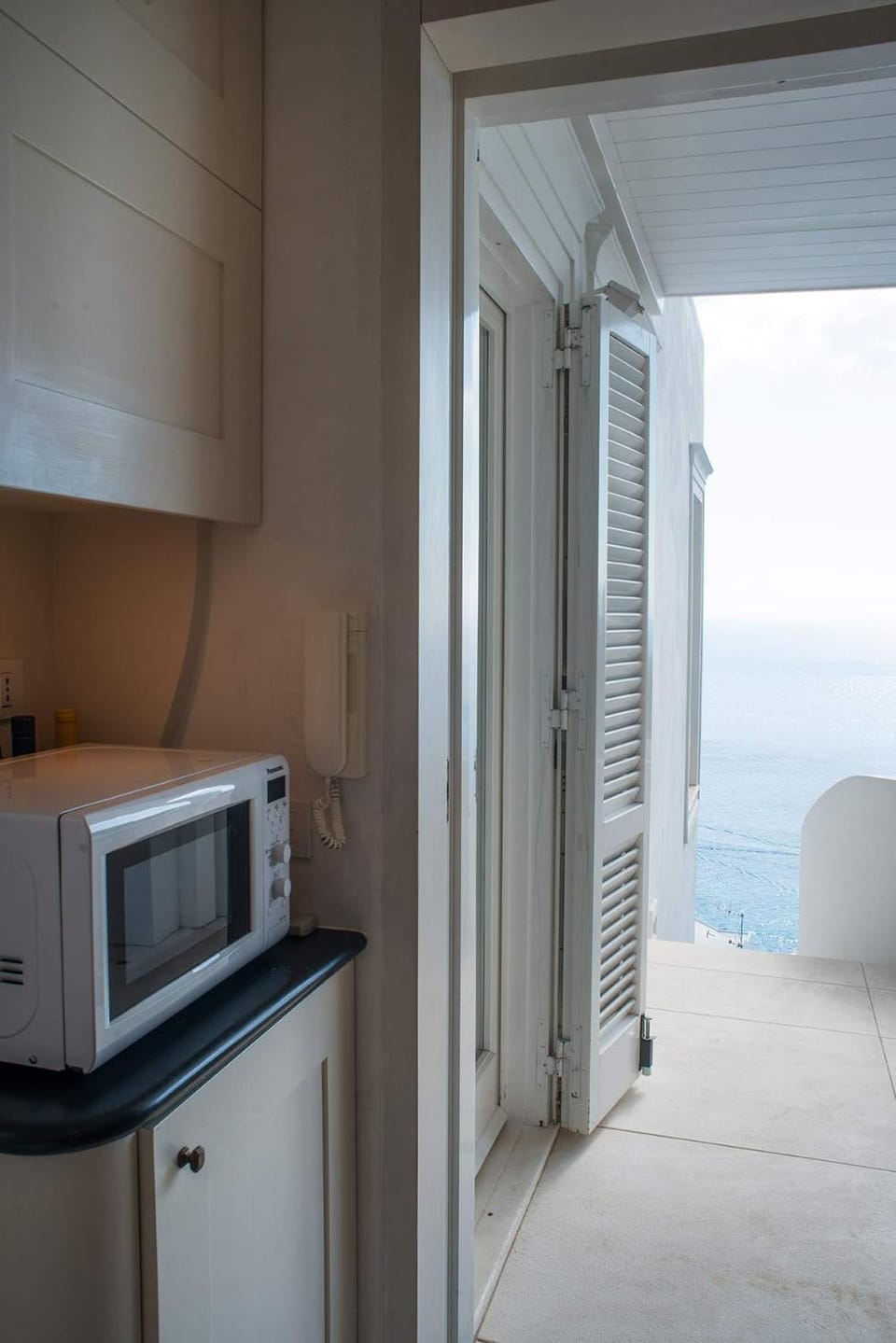 Kitchen or kitchenette, Sea view, minibar