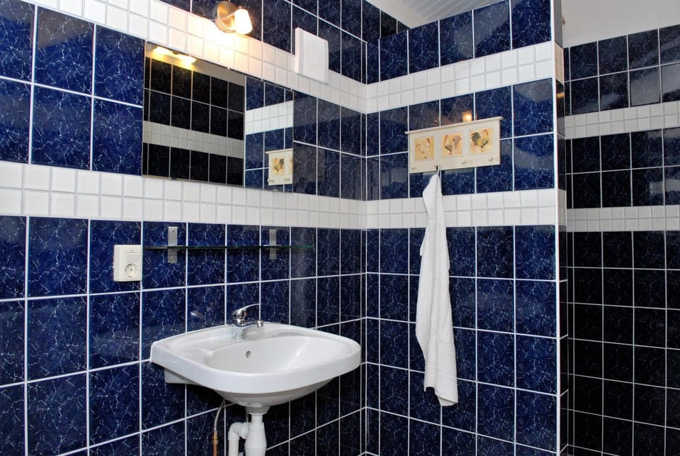 Shower, Bathroom, Area and facilities