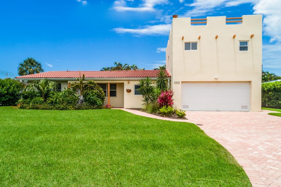 Glory Days: AMI North End, Backyard Oasis, Pool, 1.5 Bocks to Beach by Anna Maria Life House in Holmes Beach