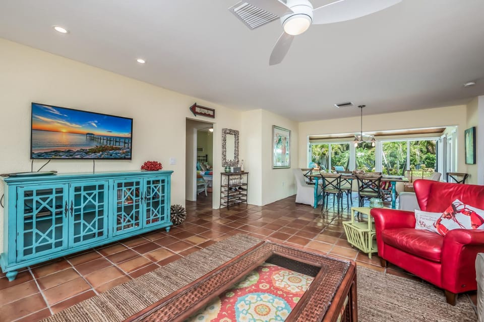 Glory Days: AMI North End, Backyard Oasis, Pool, 1.5 Bocks to Beach by Anna Maria Life House in Holmes Beach