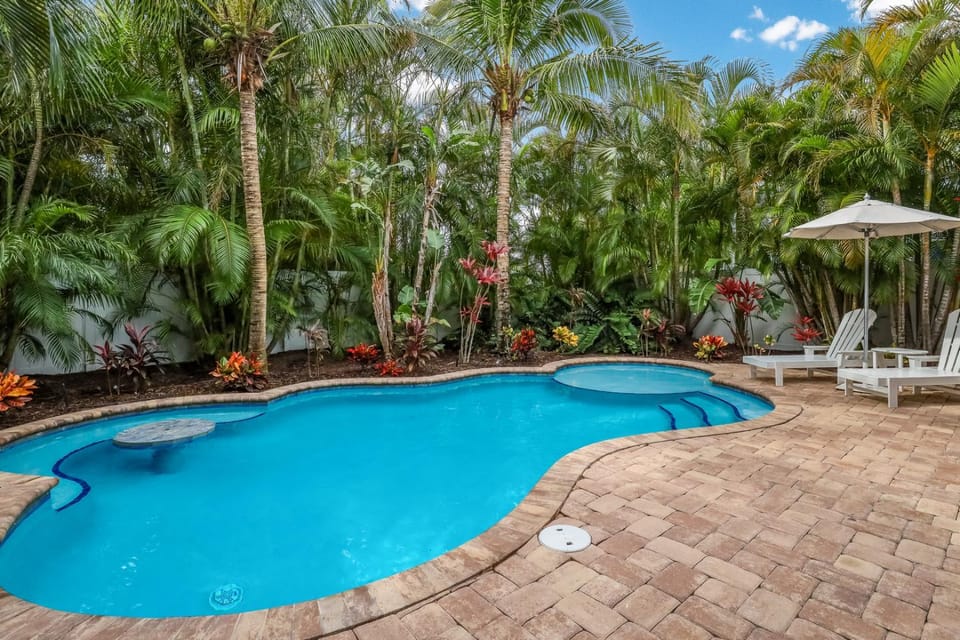 Bean Point Beach Cottage: North End Pool Home, Close to Beach & Bay by Anna Maria Life House in Anna Maria Island