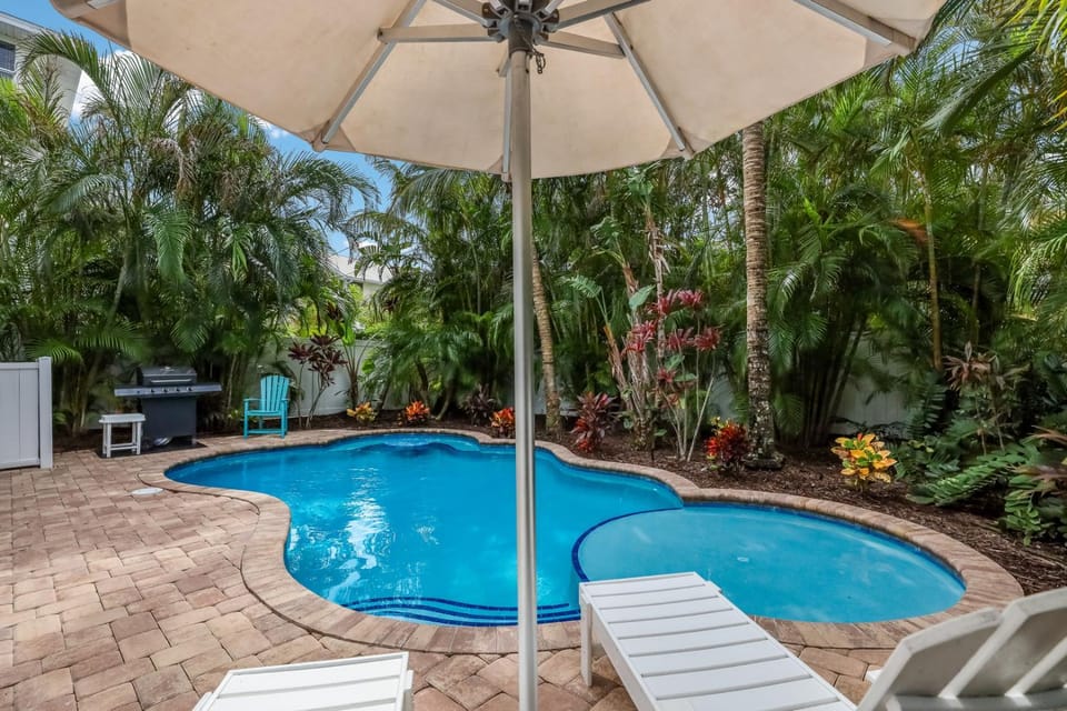 Bean Point Beach Cottage: North End Pool Home, Close to Beach & Bay by Anna Maria Life House in Anna Maria Island