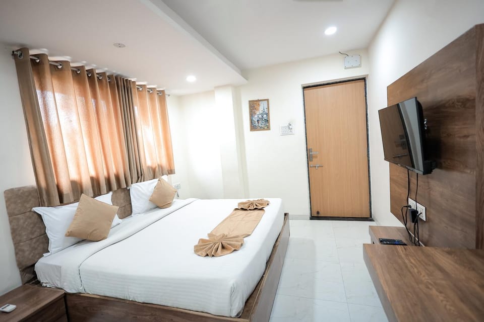 Bed, TV and multimedia, Bedroom