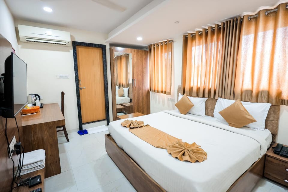 Bed, TV and multimedia, Bedroom