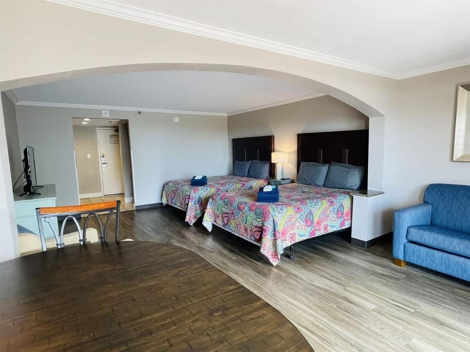 *FANTASTIC SUNSETS AWAIT* *Queen Beds *Great Pools, Hot Tubs+++*NM61 House in Myrtle Beach