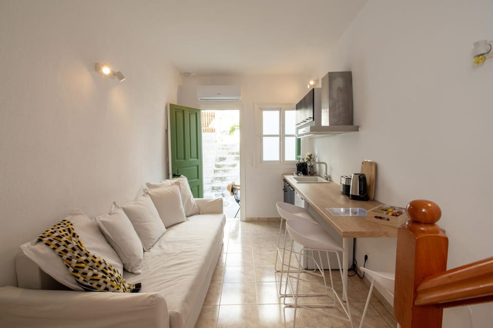 Kitchen or kitchenette, Living room, Seating area, Dining area