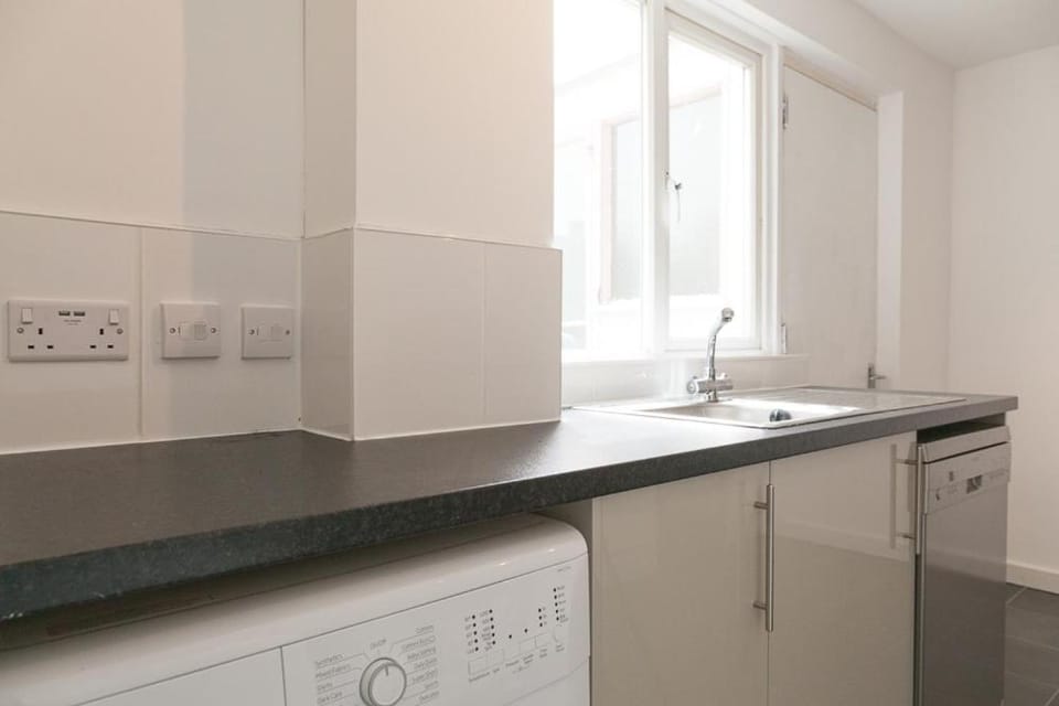 Comfortable Contractor House Gatwick: sleeps 6+ Apartment in Crawley