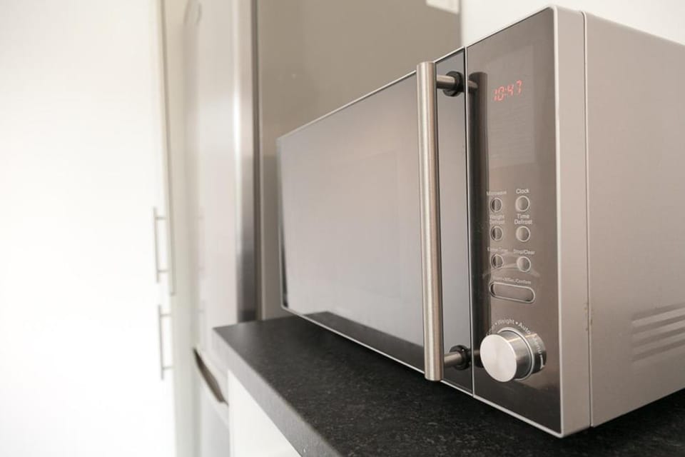 Comfortable Contractor House Gatwick: sleeps 6+ Apartment in Crawley