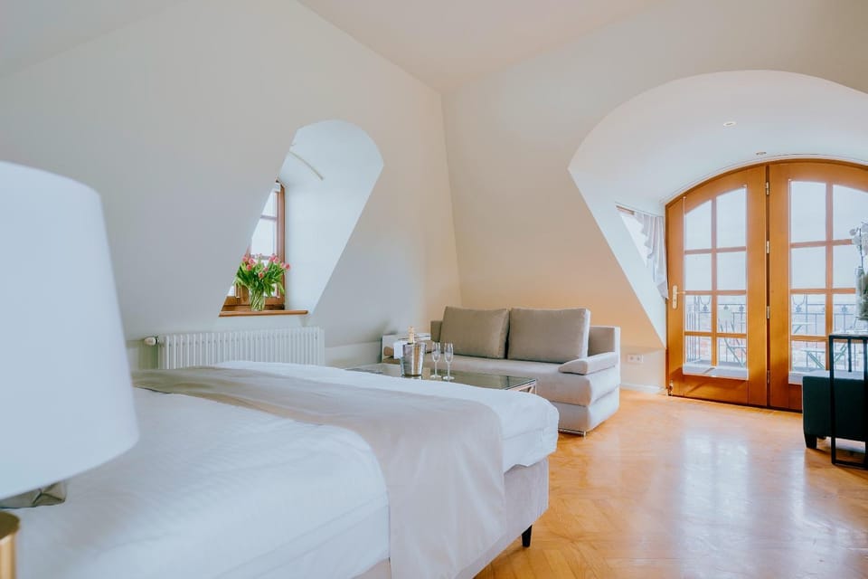 Bed, Seating area, Bedroom