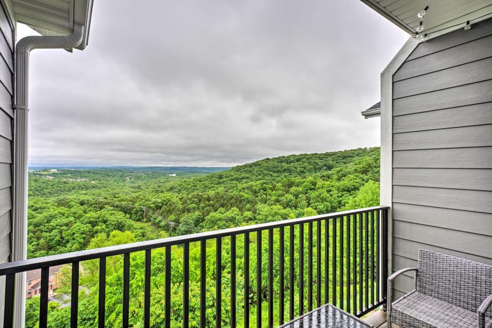 4 Mi to Silver Dollar City: Chic Branson Retreat! House in Branson