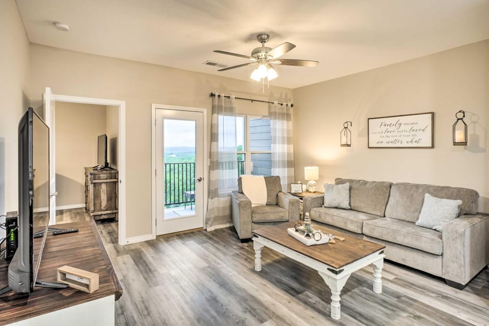 4 Mi to Silver Dollar City: Chic Branson Retreat! House in Branson