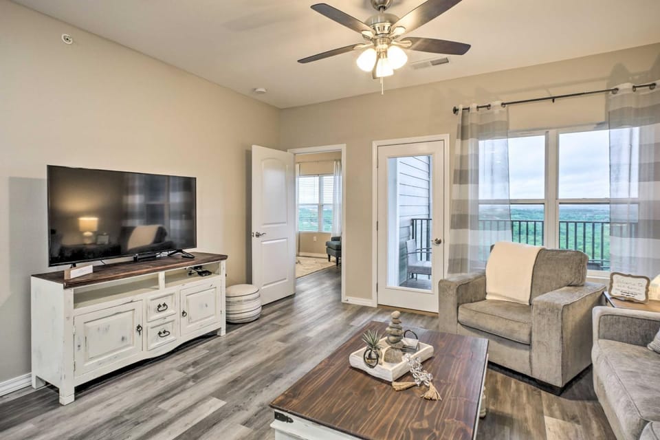 4 Mi to Silver Dollar City: Chic Branson Retreat! House in Branson