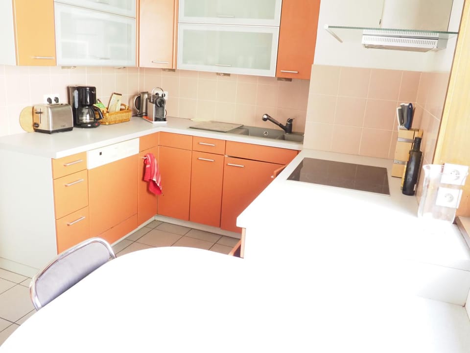 Coffee/tea facilities, Kitchen or kitchenette, oven, stove