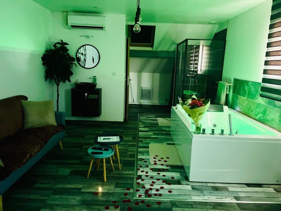 Hot Tub, air conditioner