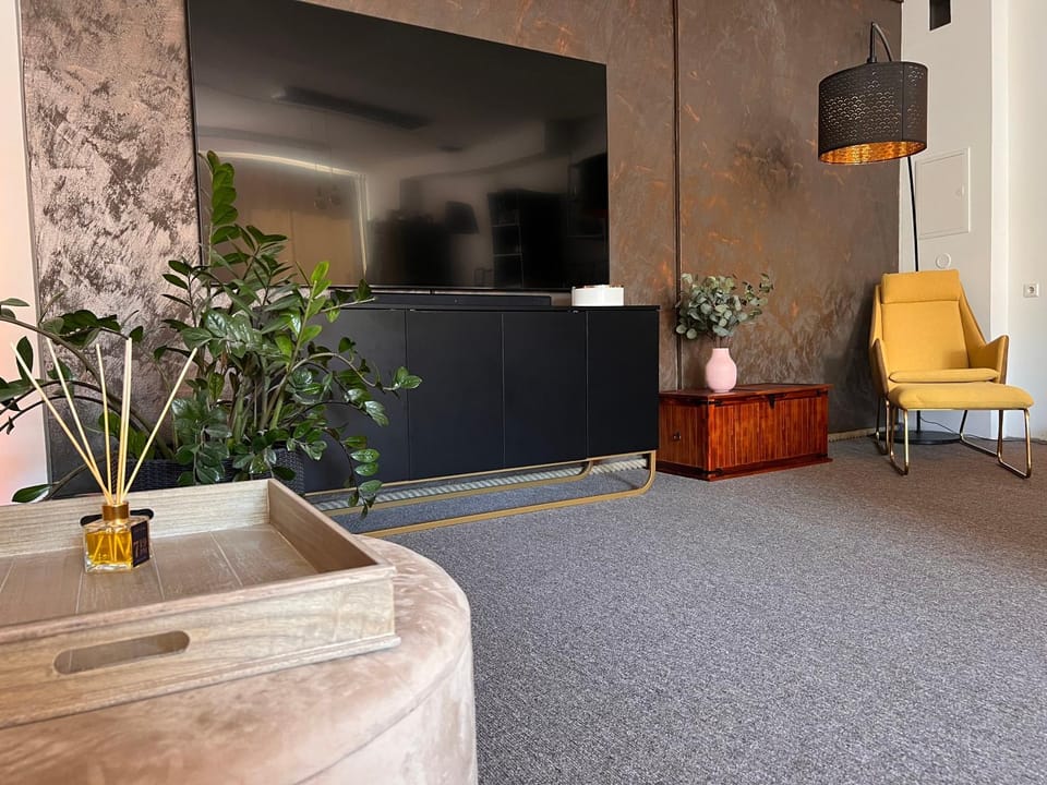 Communal lounge/ TV room, TV and multimedia, Living room