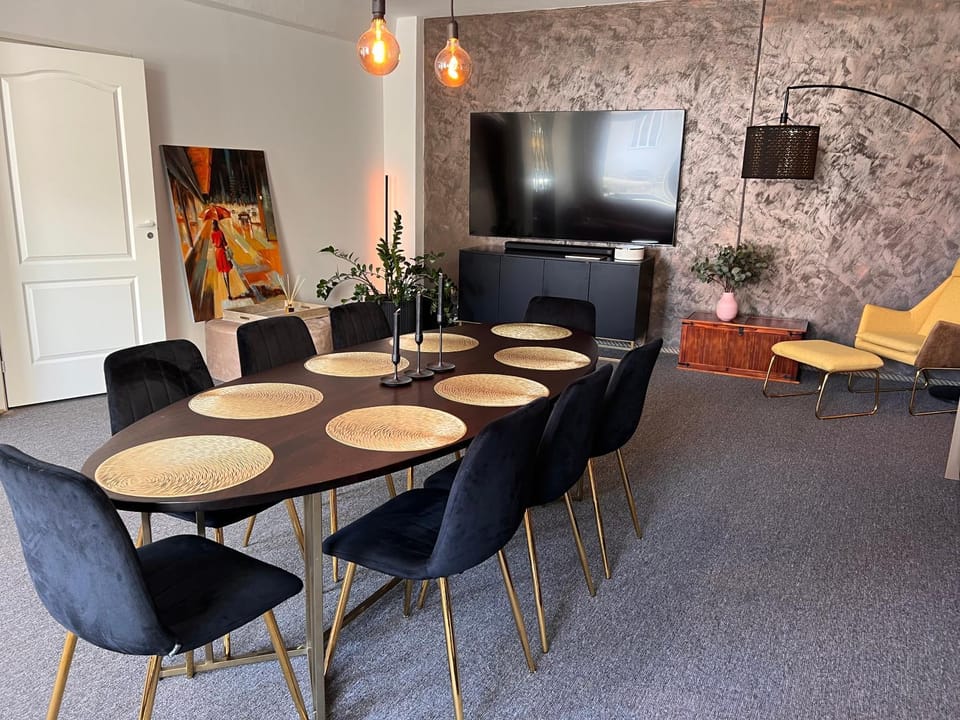 Communal lounge/ TV room, TV and multimedia, Business facilities, Dining area, Meeting/conference room