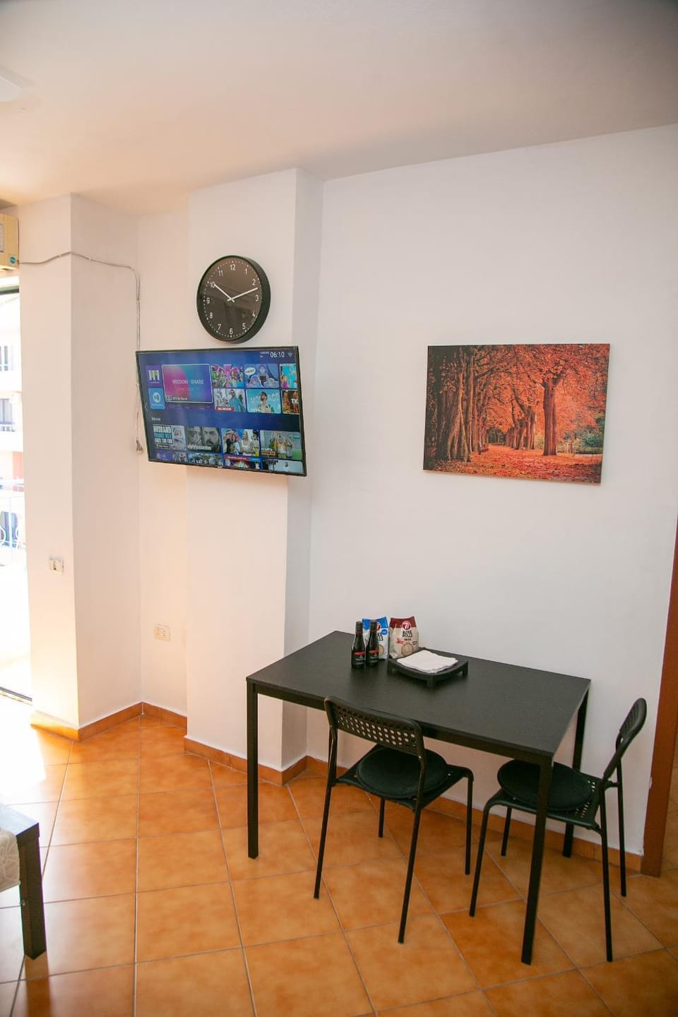 Communal lounge/ TV room, TV and multimedia, Living room, Seating area, Dining area