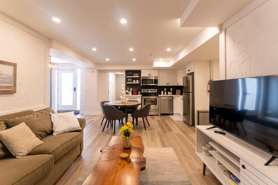 Luxurious and Spacious Apartment with 2 bedrooms and 2 Baths Apartment in Mississauga
