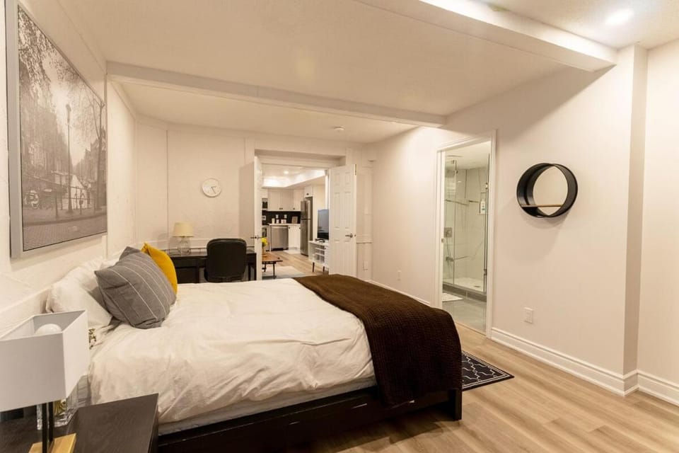 Photo of the whole room, Bedroom