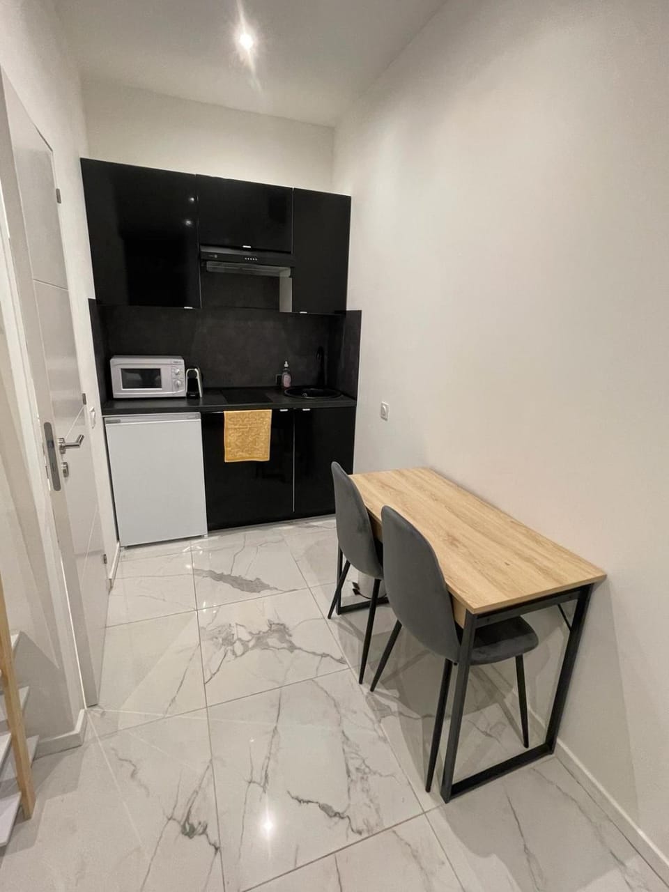 Kitchen or kitchenette, Dining area, minibar, oven, stove