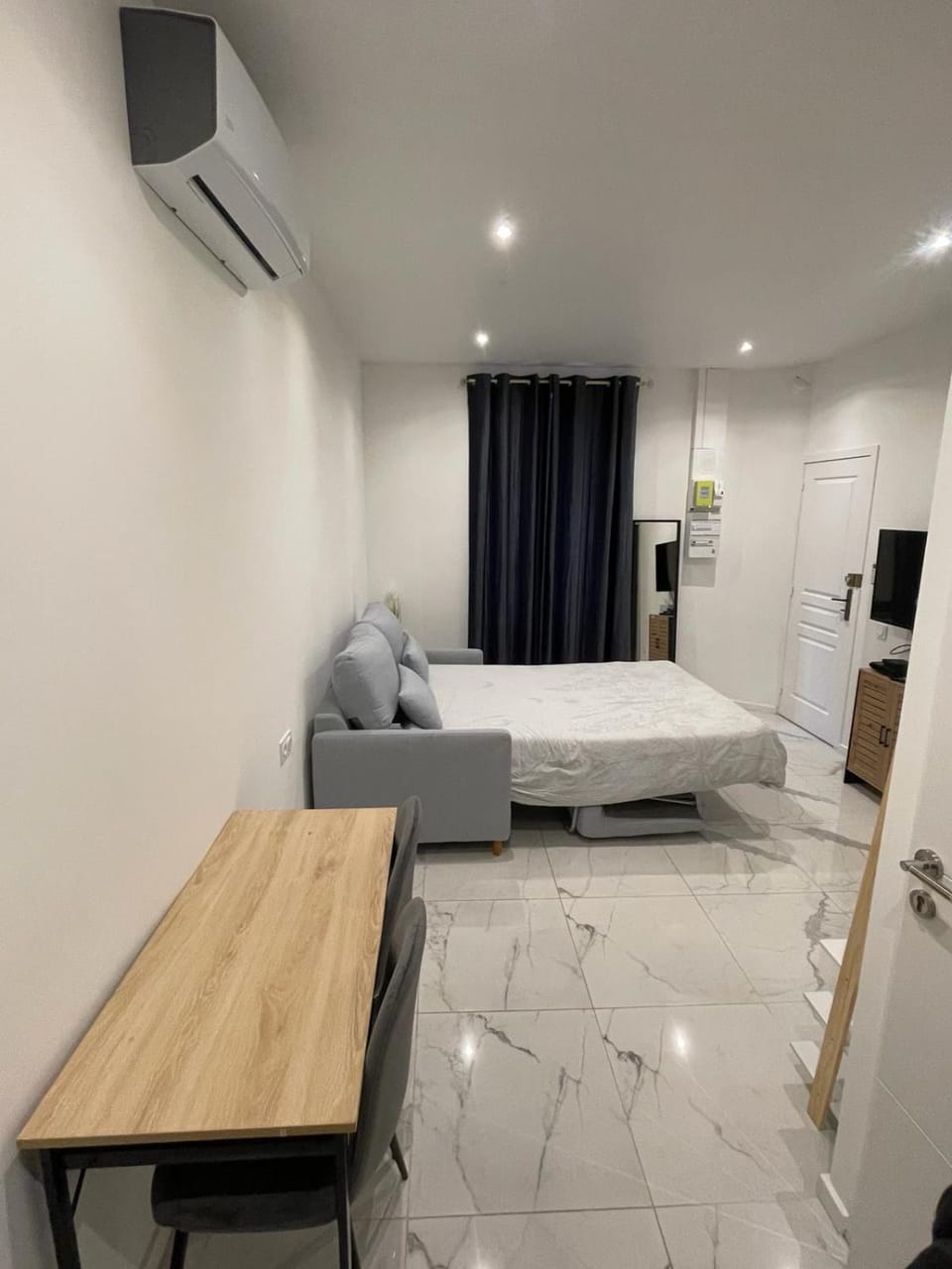 Bed, TV and multimedia, Living room, Photo of the whole room, Seating area, Bedroom, air conditioner