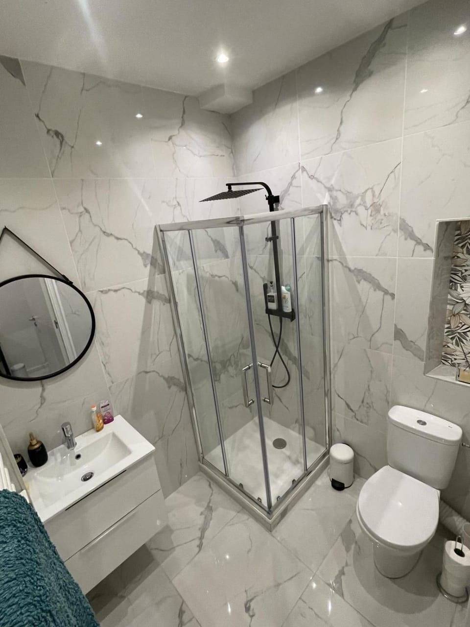 Shower, Toilet, Bathroom, towels