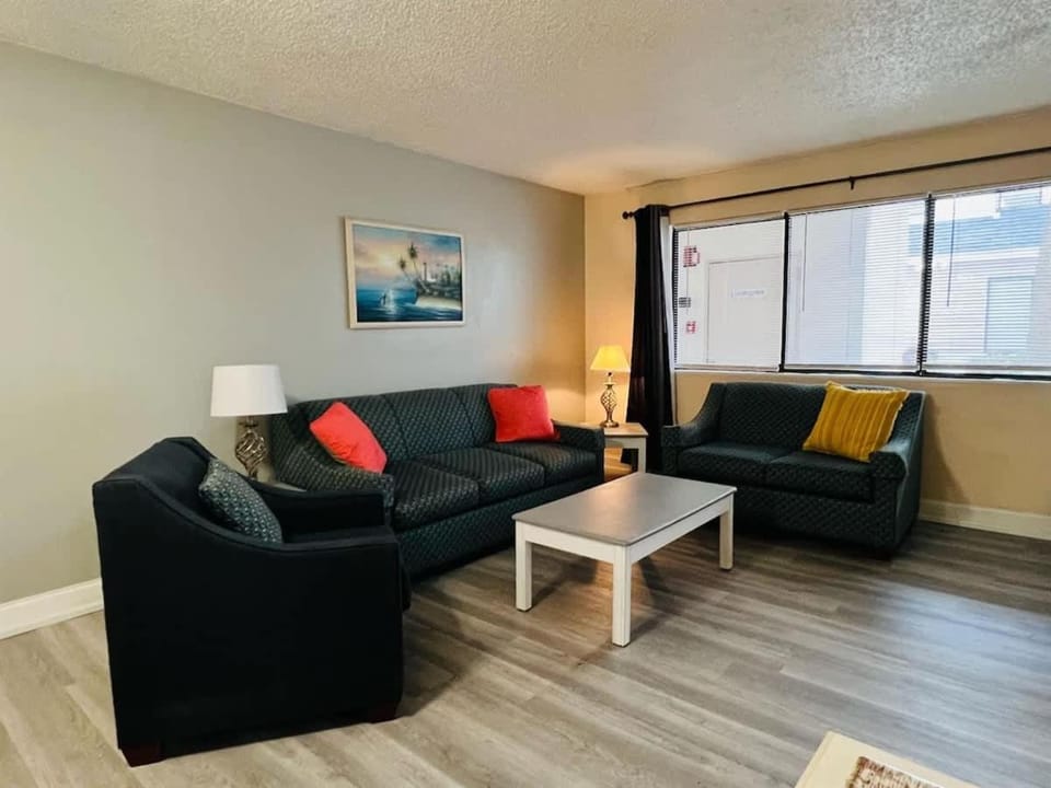 *A FAMILY GETAWAY*Pool*Steps to the Beach*Approved Dogs*D18 House in Myrtle Beach