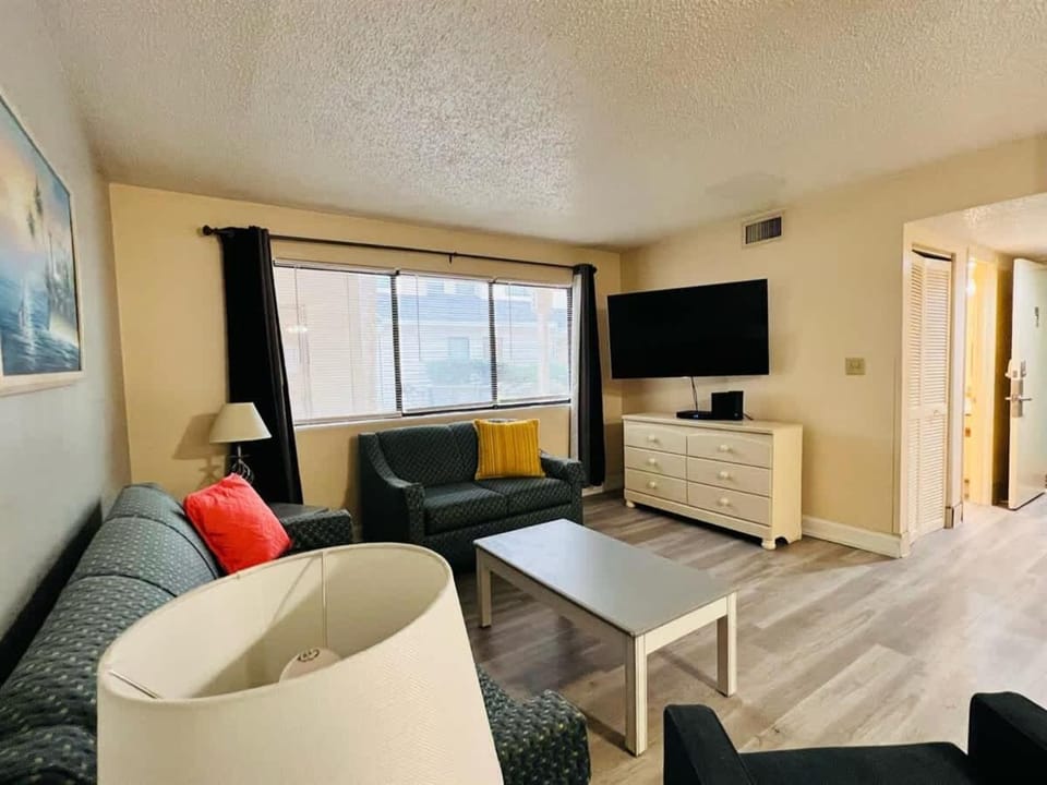 *A FAMILY RETREAT*Pool*Steps to the Beach*Approved Dogs*D18-9 House in Myrtle Beach