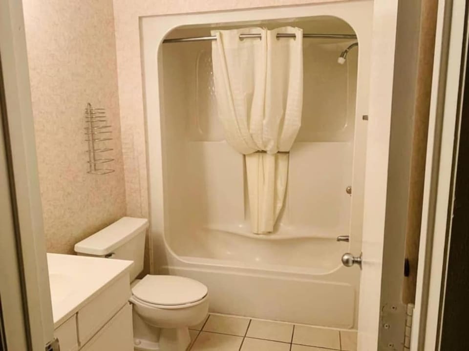 *DELIGHTFUL COZY BEACH RETREAT*Pool, Steps to the Sand*H32 House in Myrtle Beach