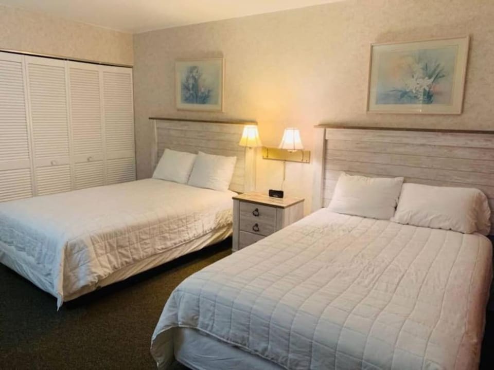 *DELIGHTFUL COZY BEACH RETREAT*Pool, Steps to the Sand*H32 House in Myrtle Beach