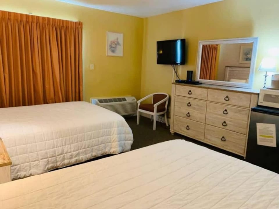 *DELIGHTFUL COZY BEACH RETREAT*Pool, Steps to the Sand*H32 House in Myrtle Beach