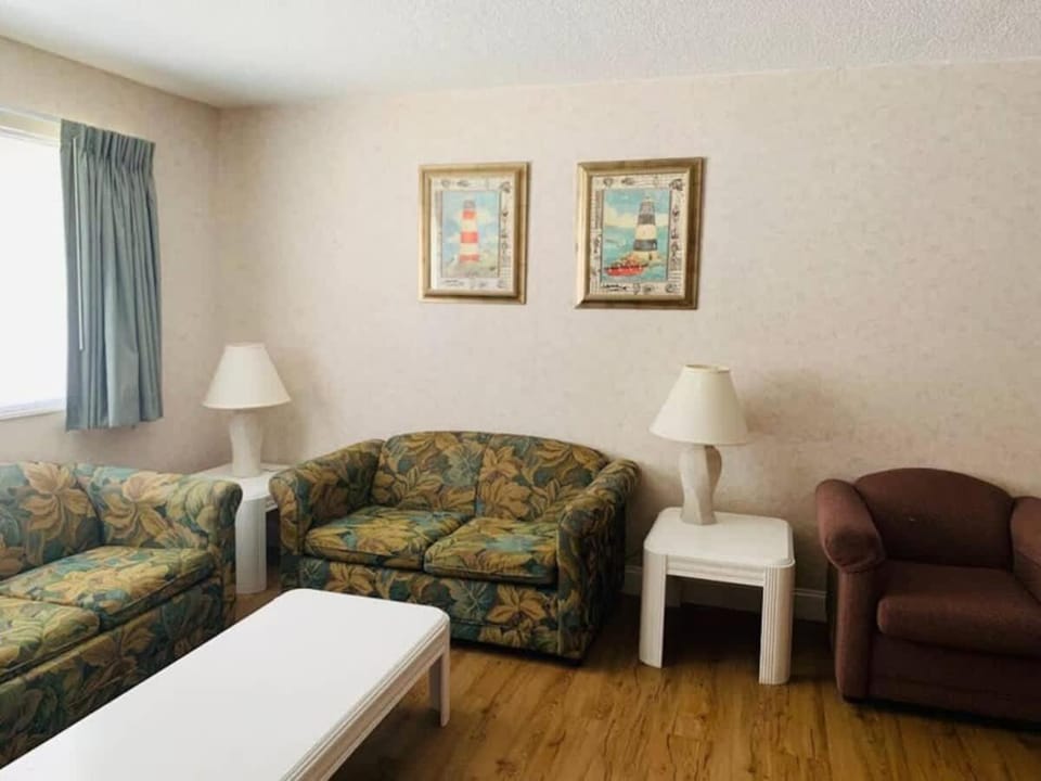 *DELIGHTFUL FAMILY BEACH RETREAT*Pool, Steps to the Sand*H32-3 House in Myrtle Beach