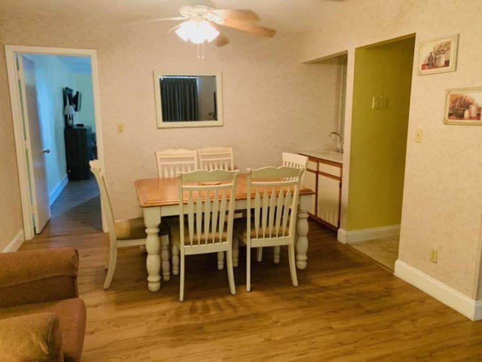 *DELIGHTFUL BEACH CONDO*Pool, Steps to the Sand*H33 House in Myrtle Beach