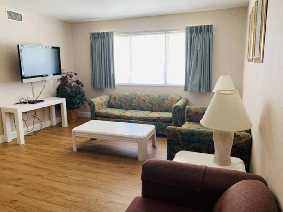 *DELIGHTFUL BEACH CONDO*Pool, Steps to the Sand*H33 House in Myrtle Beach