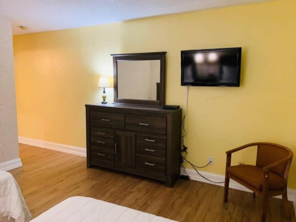 *DELIGHTFUL BEACH CONDO*Pool, Steps to the Sand*H33 House in Myrtle Beach