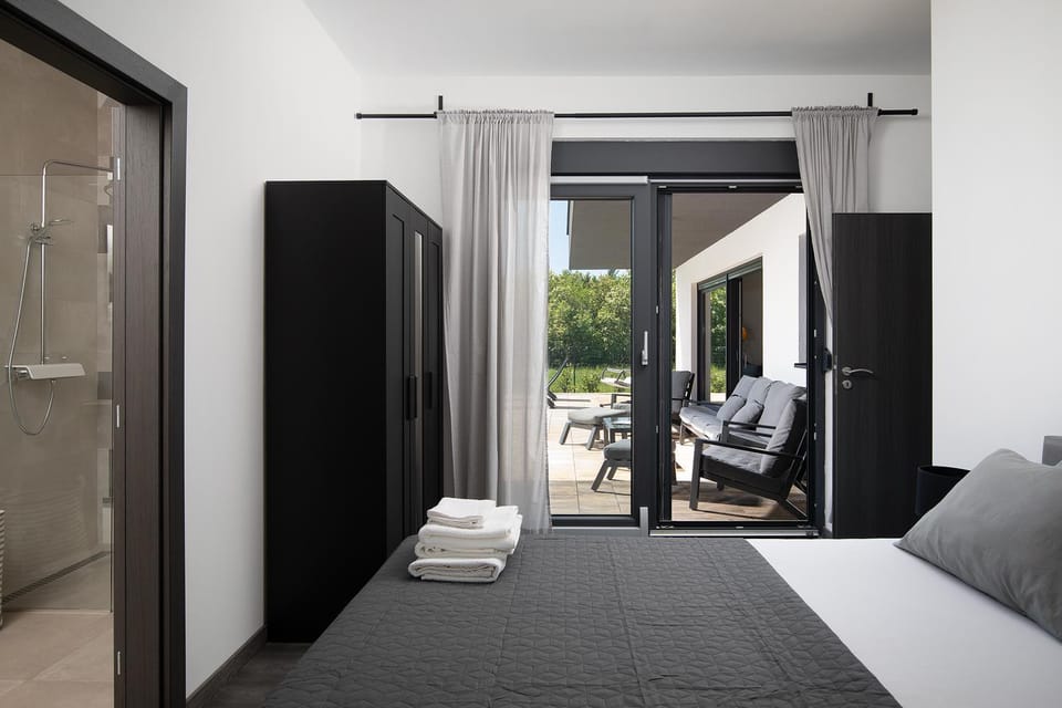 Bed, Living room, Photo of the whole room, Bedroom, towels, wardrobe