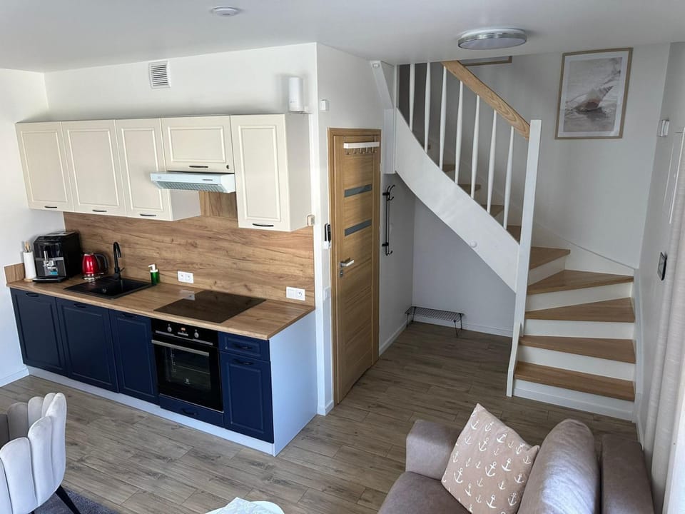 Coffee/tea facilities, Kitchen or kitchenette, Dining area, dishwasher, stove