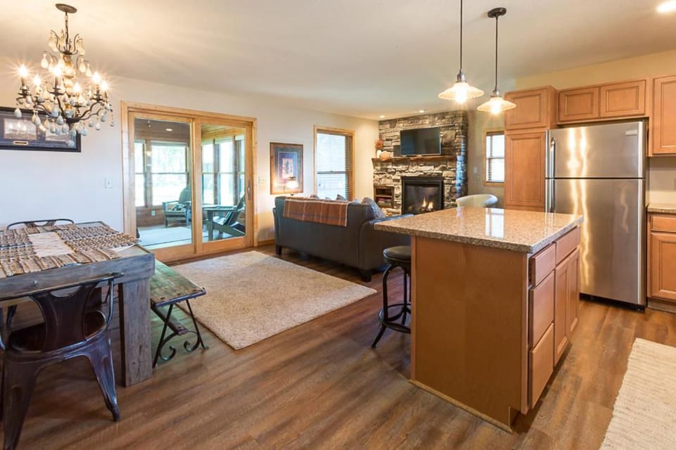 Kitchen or kitchenette, Living room, Seating area, Dining area