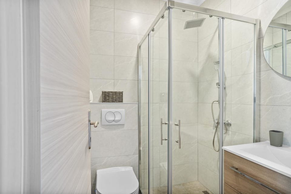 Shower, Toilet, Bathroom, towels