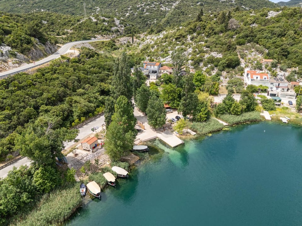 Property building, Day, Natural landscape, Bird's eye view, Lake view, Mountain view, Sea view, Street view