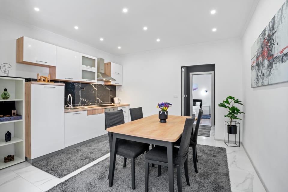 Kitchen or kitchenette, Dining area, oven, stove