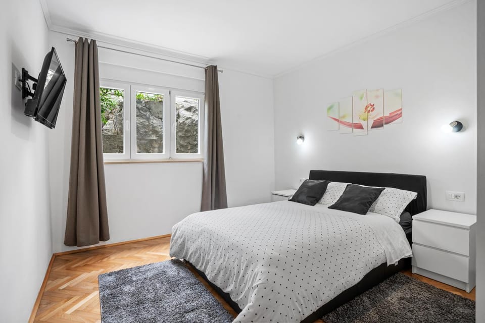 Bed, TV and multimedia, Photo of the whole room, Bedroom