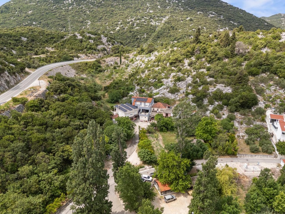 Property building, Day, Neighbourhood, Natural landscape, Bird's eye view, Mountain view