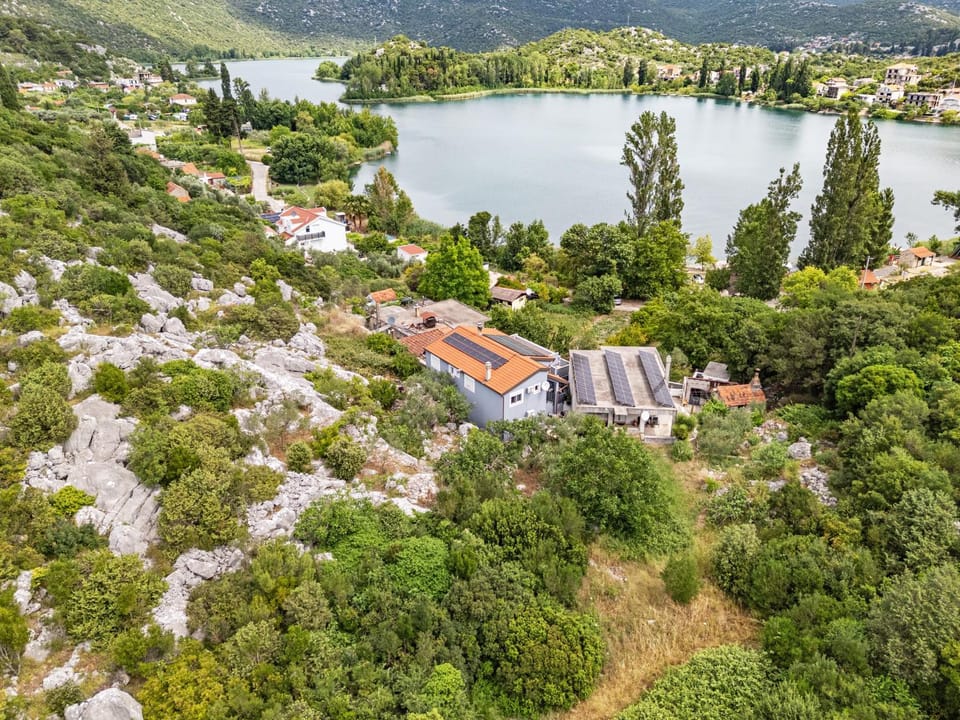 Property building, Day, Natural landscape, Bird's eye view, Lake view, Mountain view, River view