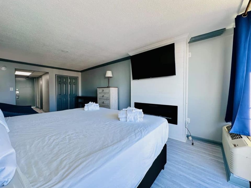 Lovely Beach View Condo,King,Pool,M11 House in Myrtle Beach