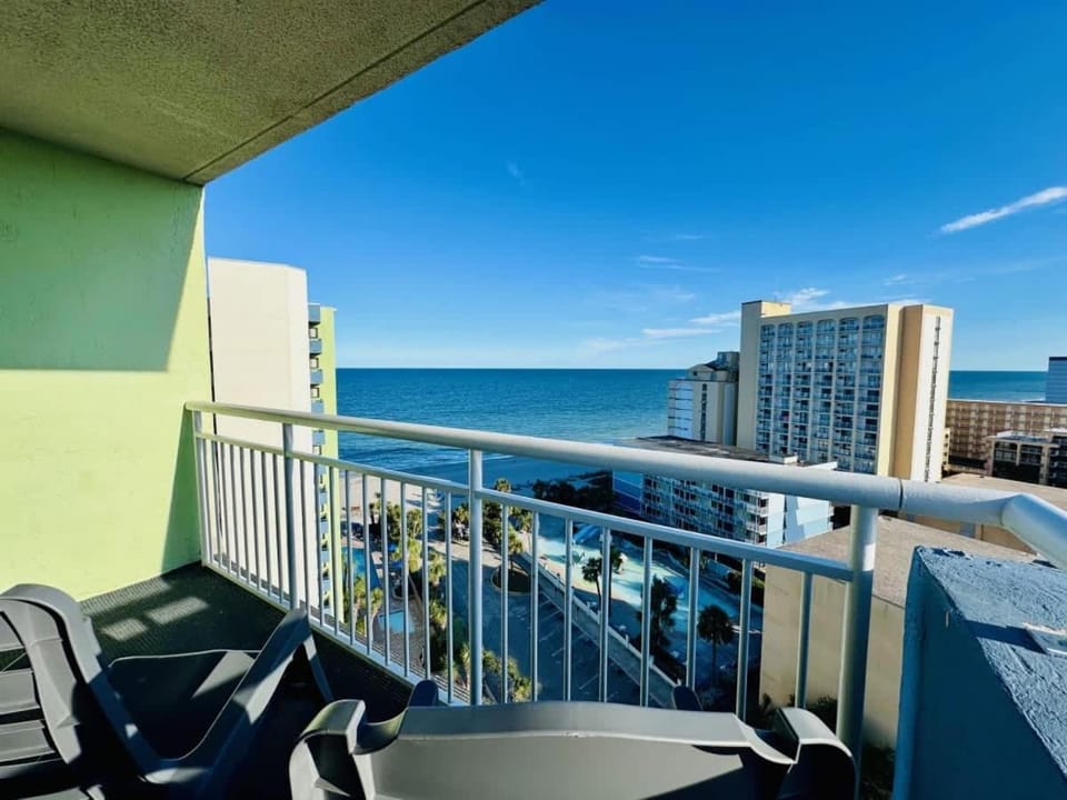 Lovely Beach View Condo,King,Pool,M11 House in Myrtle Beach